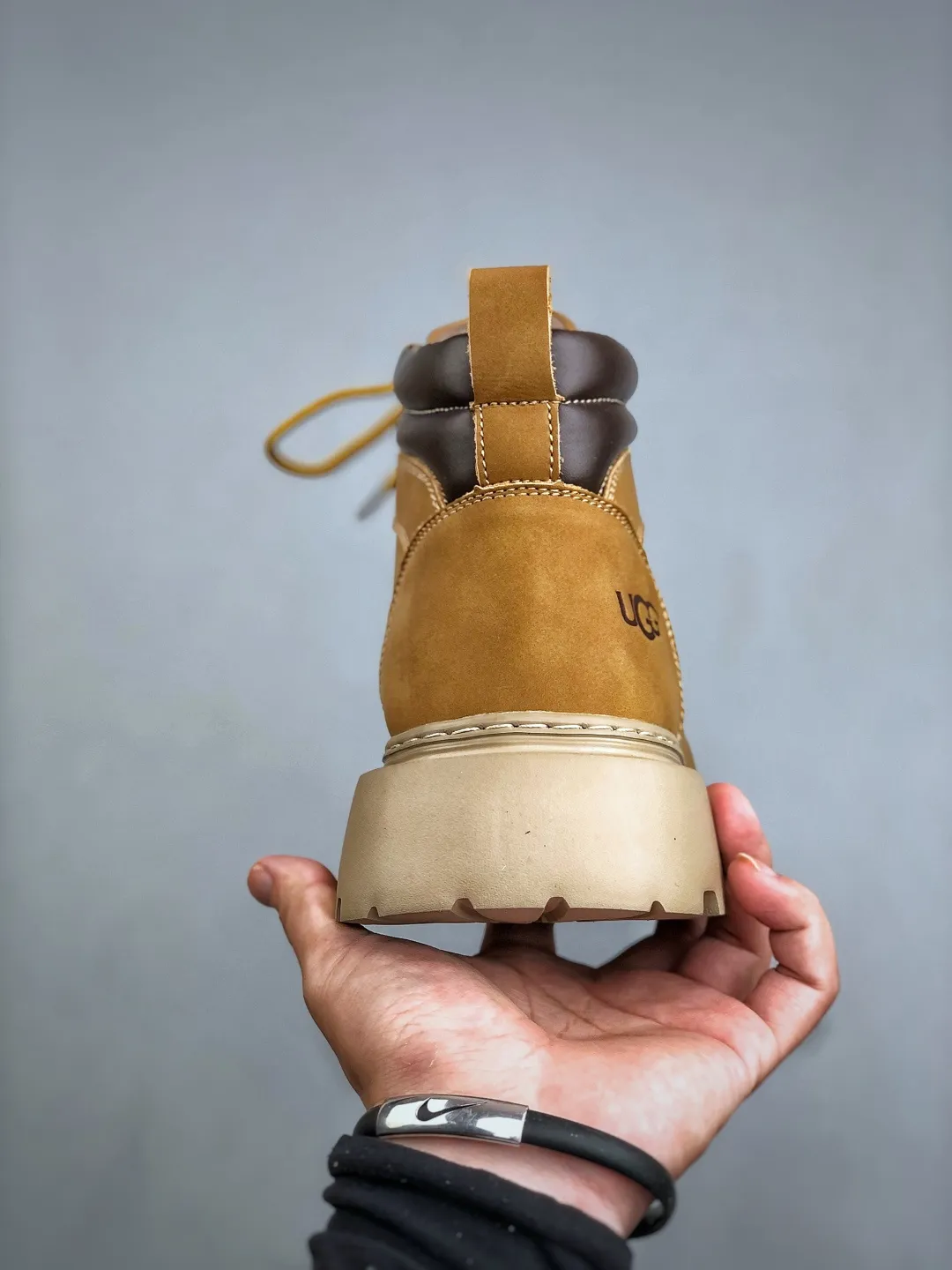 Local pick-up💰560 Support store release New arrival🚀UGG Men's mid-top casual Martin boots series for autumn and winter. Purchasing special quality. High elastic Modern external non-slip rubber foam ultra-light outsole. Lace-up design. Very easy to put on and take off. Made of TPU molded and shaped genuine leather upper material #EVA light wing technology outsole with non-slip, wear resistance and good elasticity. ❗ American light luxury brand [UGG] M Tasman Weather Hybrid Tasman hybrid series medium-cut thick-soled lightweight casual Martin boots" Size: 39-44 (one size larger)